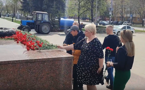 возложение цветов к памятнику уральского добровольческого корпуса